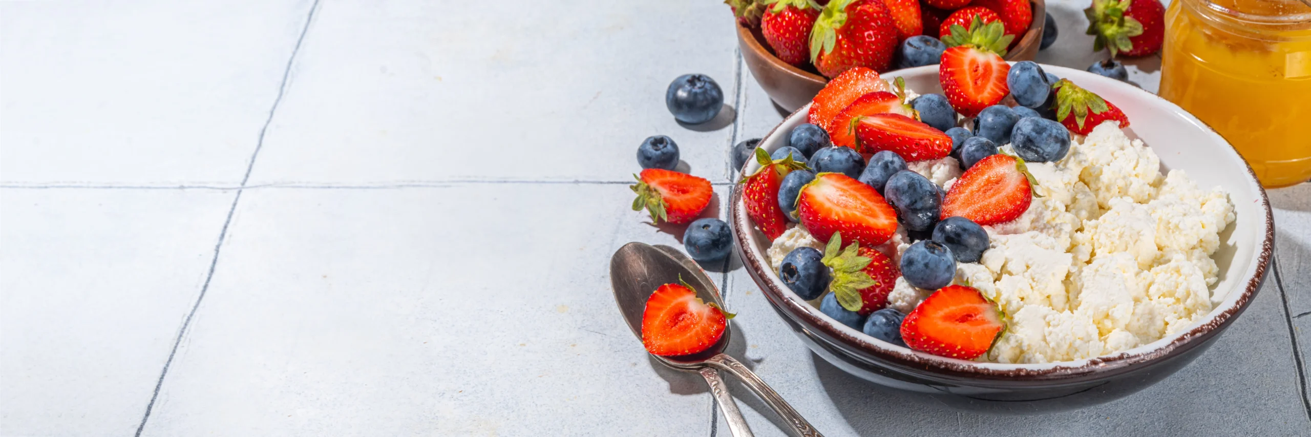 High-Protein Berry Cottage Cheese Breakfast Bowl